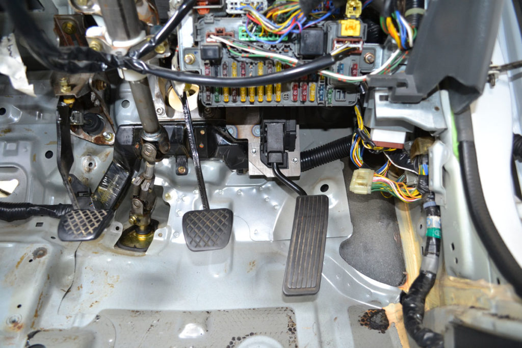 accelerator_pedal_mounted_ul